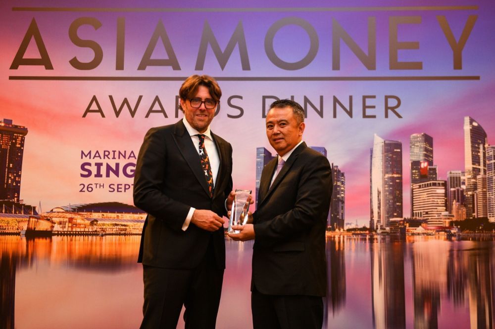 Deputy CEO of BTN Oni Febrianto Rahardjo (right) receives the award from the representative of Asia Money