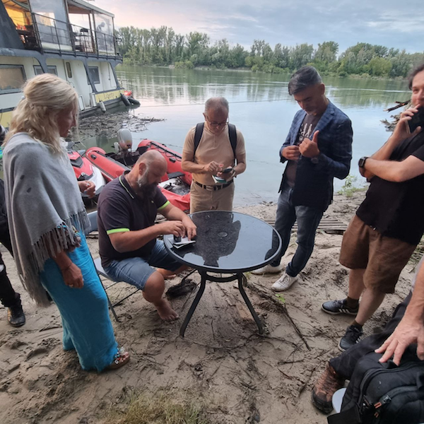 Pass, bland annat från Amerika och Sverige, stämplas när folk förbereder sig för att gå ombord på husbåten Liberland