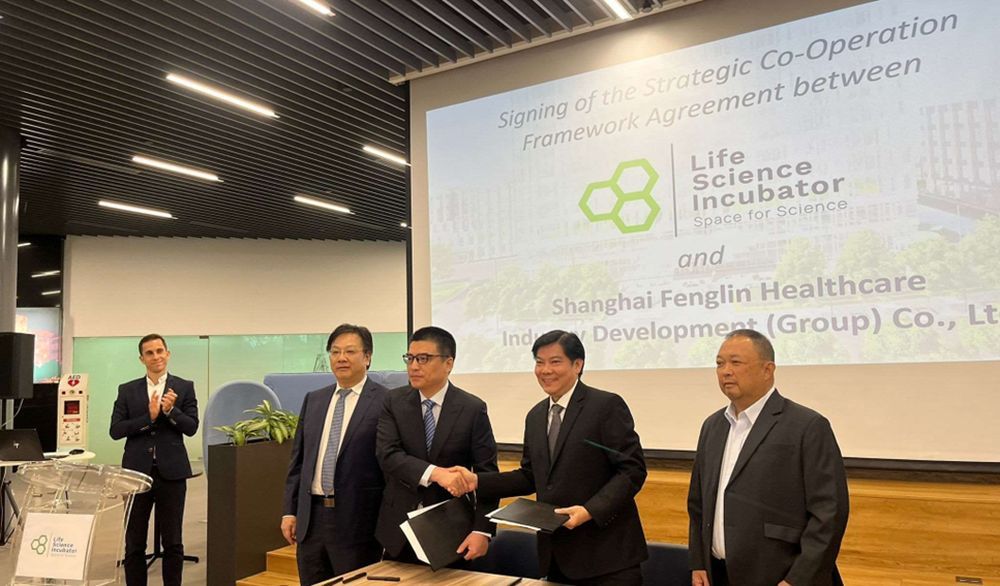 (3rd from Right) Fenglin Group Deputy General Manager Mr Pan Taishen and (2nd from Right) AcroMeta Executive Chairman Mr Levin Lee Keng Weng at the signing ceremony