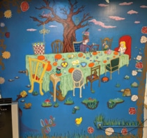 نقاشی دیواری مهمانی چای از ماجراهای آلیس در سرزمین عجایب