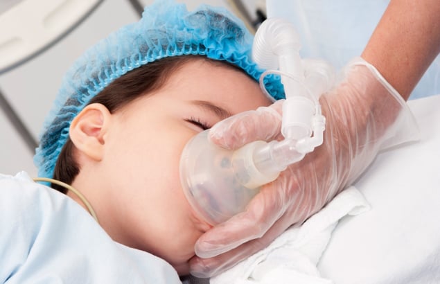 Criança recebendo anestesia