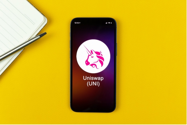 לוגו uniswap על מסך טלפון נייד