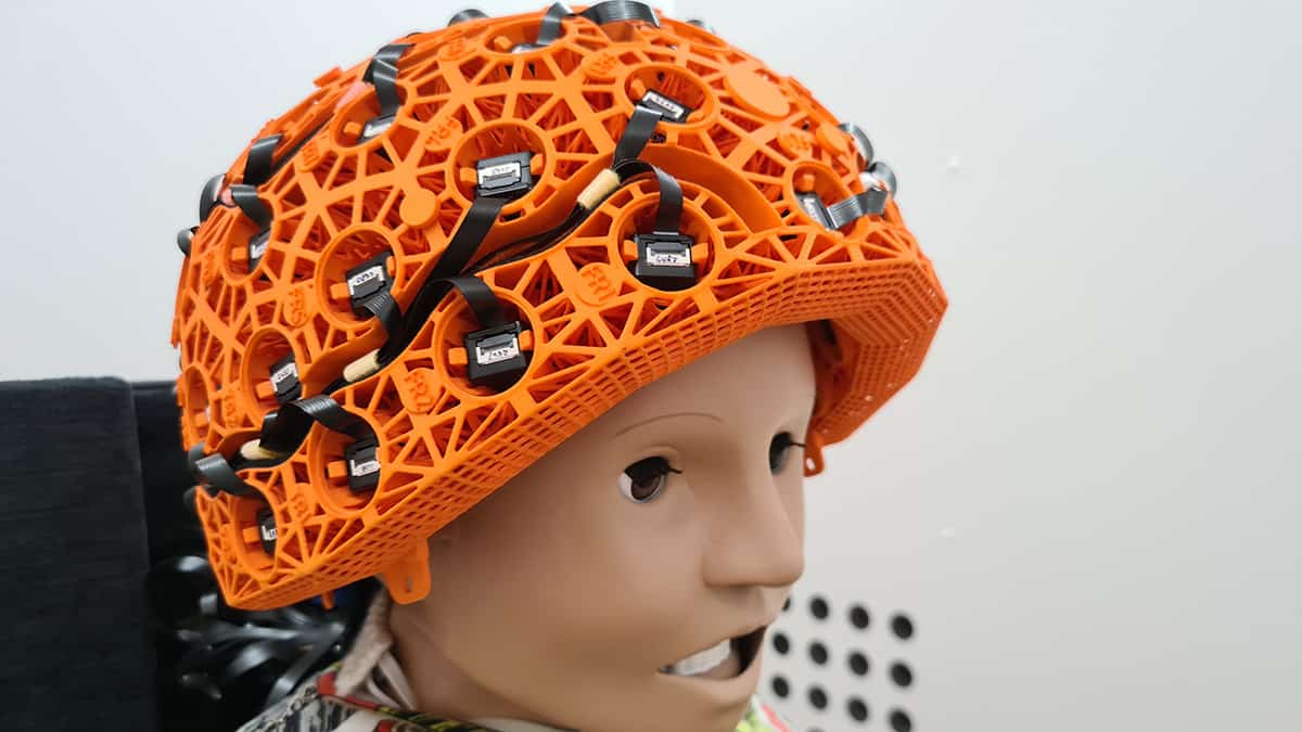 Lutka otroka, ki nosi magnetoencefalografski skener možganov