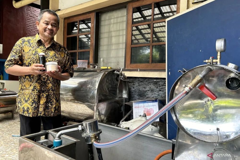 Peneliti Fakultas Teknologi Pertanian Universitas Brawijaya, Anang Lastriyanto, dengan madu dan madu bubuk yang diproduksi dengan teknologi yang dikembangkannya, di kota Malang, Jawa Timur, Rabu (3 April 2024).