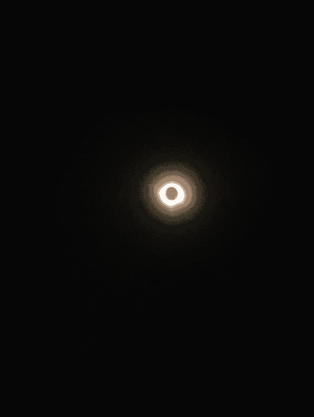 Uma foto mostrando o eclipse de 8 de abril de 2024 como um céu negro com um anel brilhante