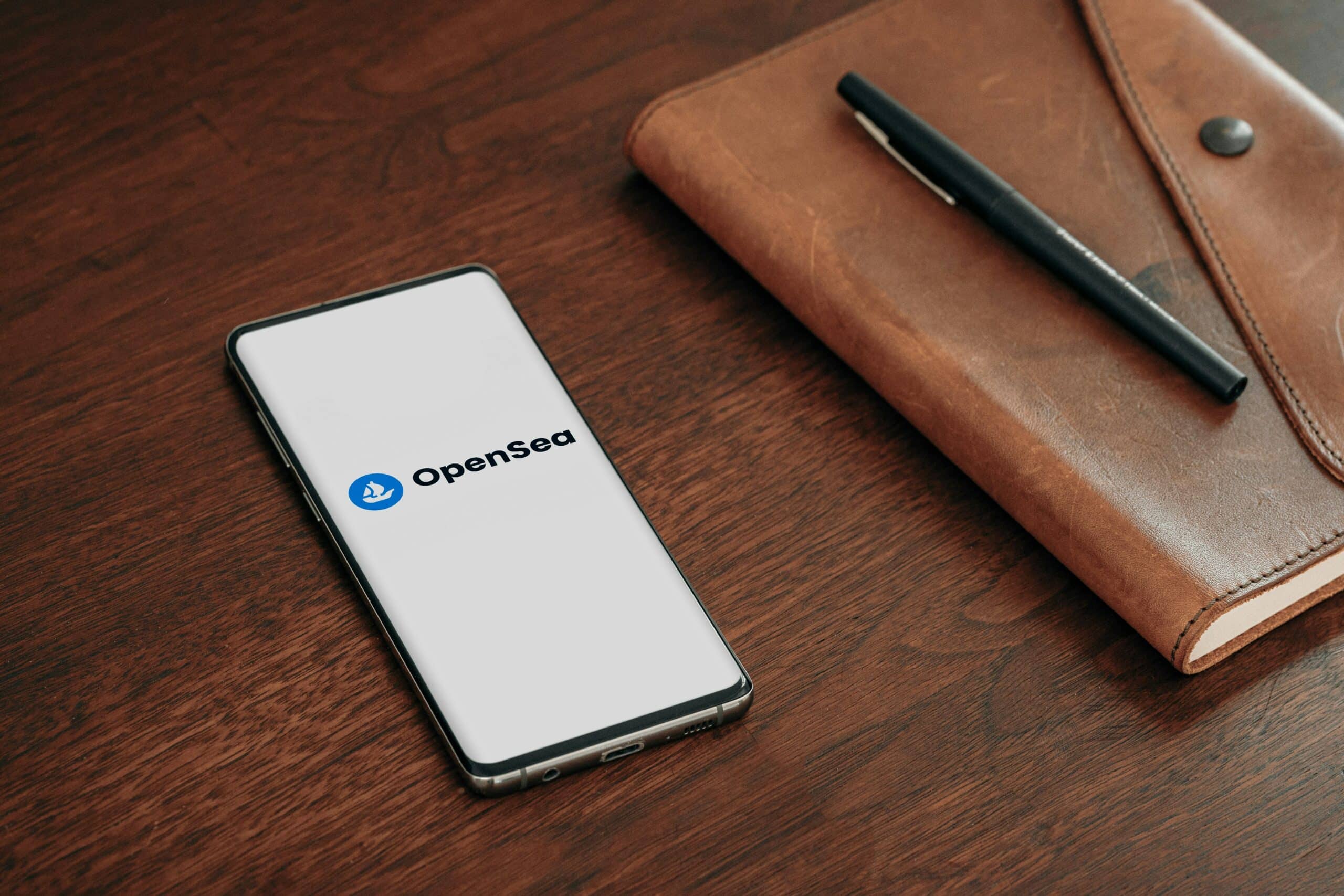 Um smartphone exibindo o aplicativo OpenSea
