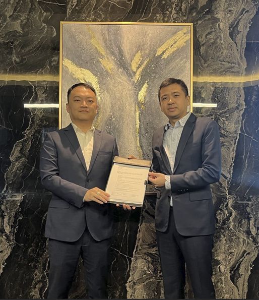Soldan: Legacy Credit Direktörü ve CEO'su Nelson Goh ve VCI Global Grup İcra Kurulu Başkanı ve CEO'su Dato' Victor Hoo