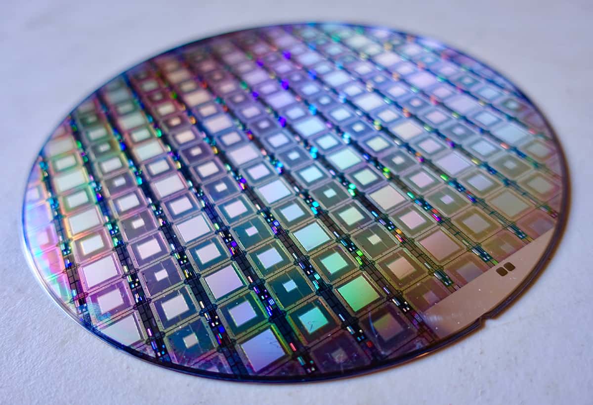 Wafer silikon dilapisi dengan microchip