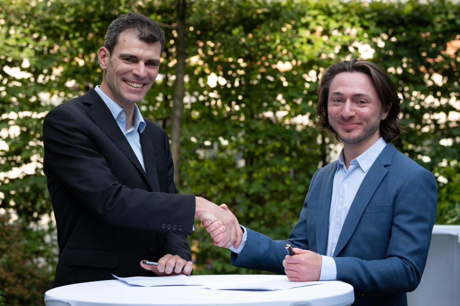 Pasqal CEO 兼共同創設者 Georges-Olivier Reymond (左) と Welinq CEO 兼共同創設者 Tom Darras (右) は、相互接続されたマルチ QPU システムという共通の目標に向けて両社の連携を図りました。 (出典: パスカル)