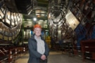 Peter Higgs mengunjungi eksperimen CMS di CERN pada tahun 2008