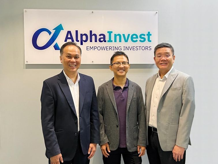 Manajemen Senior Grup AlphaInvest, (Kiri ke Kanan) Bapak Christopher Lee (CEO Grup), Bapak Shanison Lin (Direktur Pelaksana Grup, Platform Investor) dan Bapak Lim Dau Hee (CEO Grup & merangkap Chief Technology Officer)