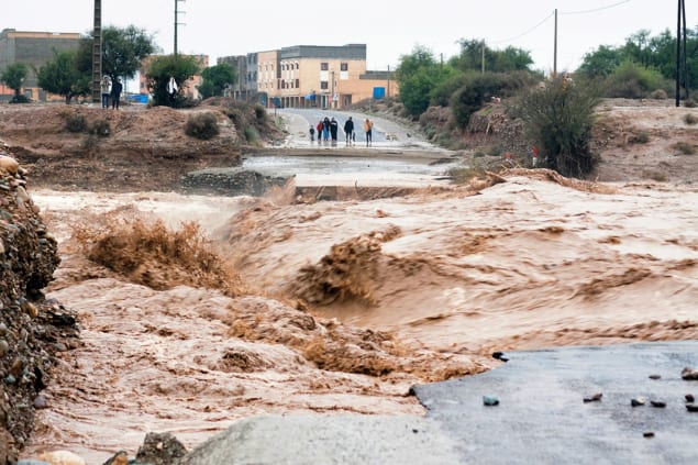 洪水で破壊されたモロッコの街路