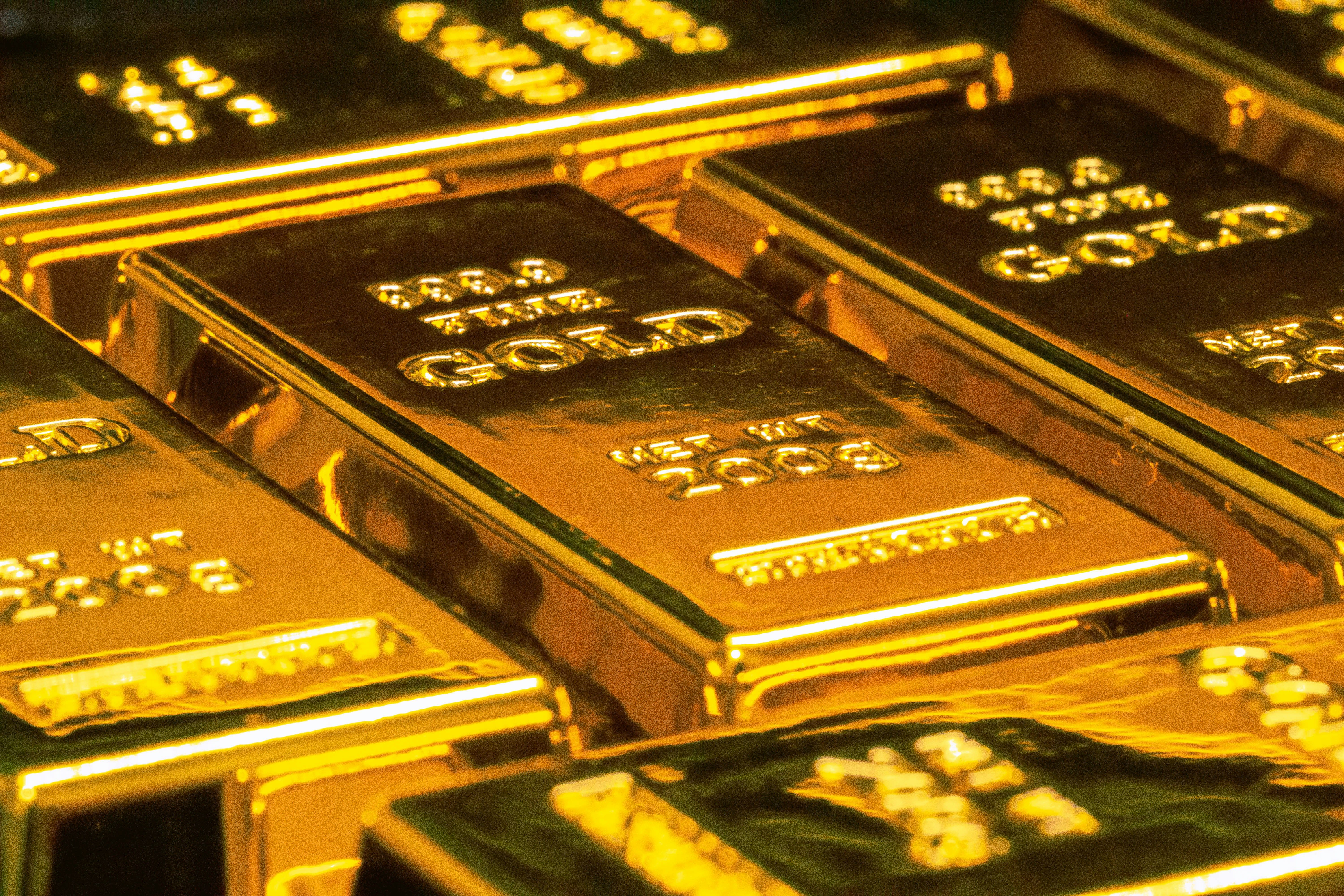 Bitcoin Remains Under Pressure as Gold Quietly Targets New Record High 1 bitcoin remains under pressure as gold quietly targets new record high